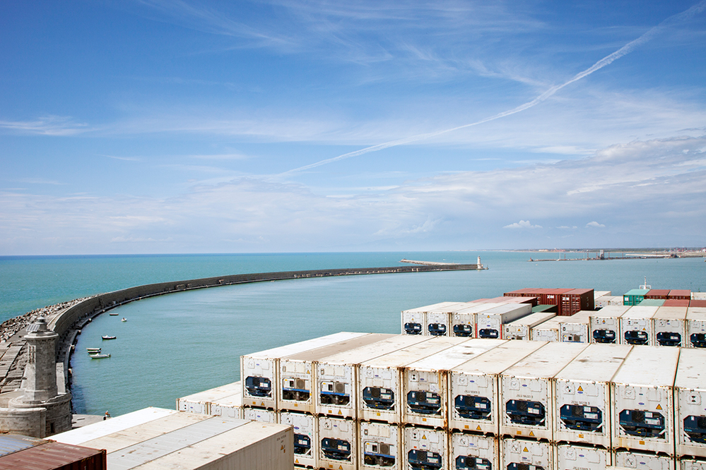 Maayan Strauss, Curve (2011), a photograph from the series "Freight"